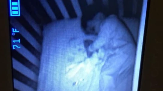 En la imagen del intercomunicador de su bebé parecía que había un 'bebé fantasma' En la imagen del intercomunicador de su bebé parecía que había un 'bebé fantasma'