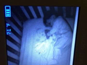 En la imagen del intercomunicador de su bebé parecía que había un 'bebé fantasma' En la imagen del intercomunicador de su bebé parecía que había un 'bebé fantasma'