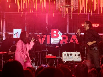 Javiera Mena y Second durante el concierto Javiera Mena y Second durante el concierto