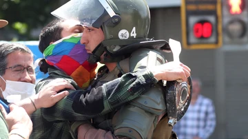 Una mujer besa este martes a un efectivo antidisturbios de la Policía, durante una manifestación en Valparaíso