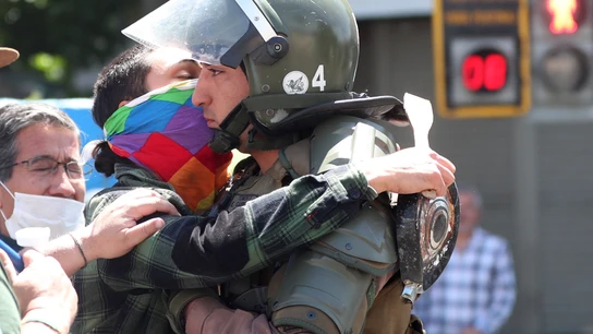 Una mujer besa este martes a un efectivo antidisturbios de la Policía, durante una manifestación en Valparaíso Una mujer besa este martes a un efectivo antidisturbios de la Policía, durante una manifestación en Valparaíso