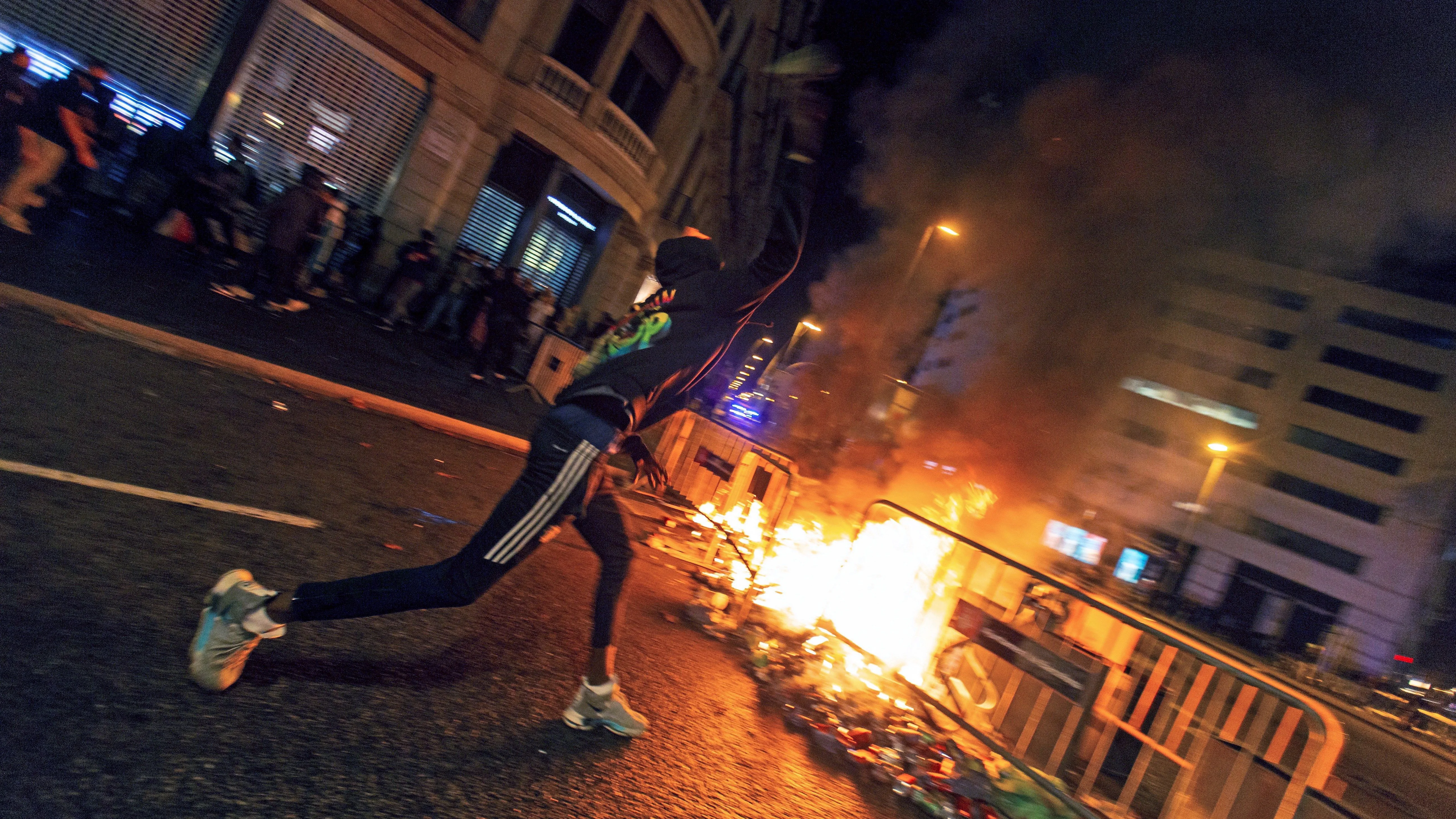 Un manifestante en las inmediaciones de la plaza de Cataluña 