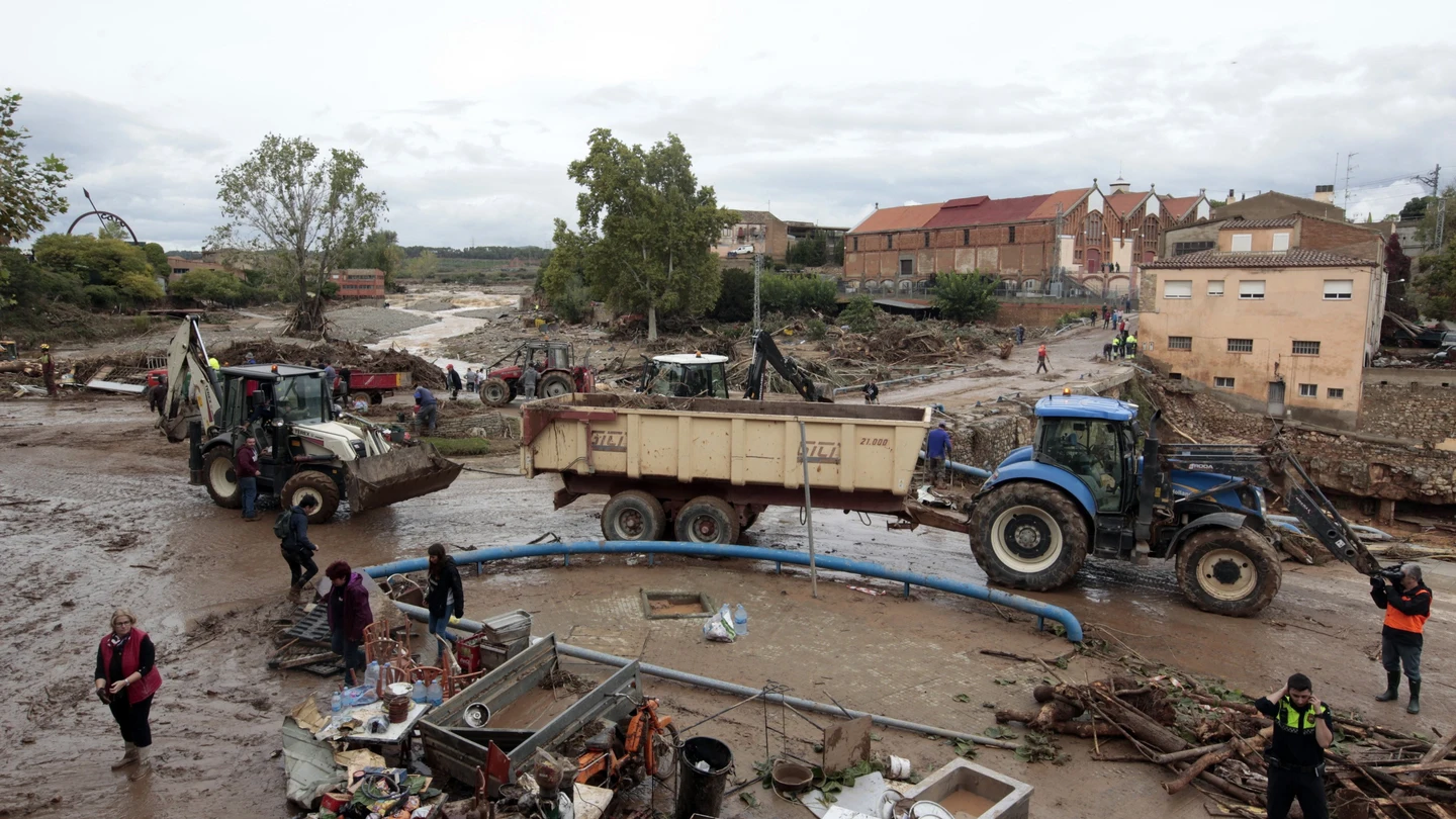 Varios operarios y vecinos realizan tareas de desescombro y limpieza en L'Espluga de Francolí (Tarragona). Varios operarios y vecinos realizan tareas de desescombro y limpieza en L'Espluga de Francolí (Tarragona).