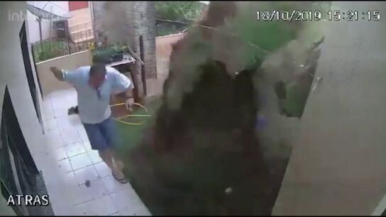 Trata de acabar con los bichos de su jard&iacute;n y lo hace volar por los aires
