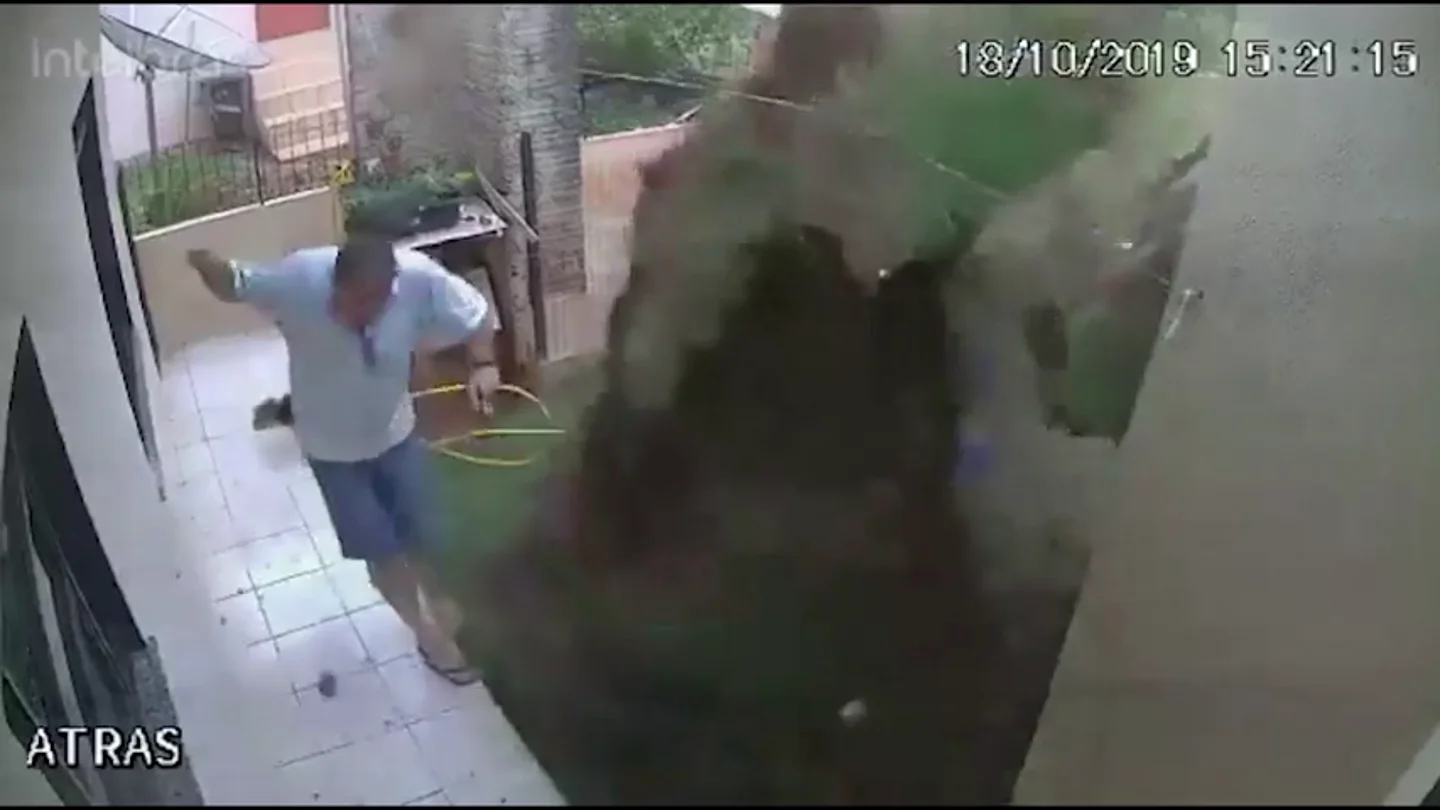 Trata de acabar con los bichos de su jardín y lo hace volar por los aires Trata de acabar con los bichos de su jardín y lo hace volar por los aires