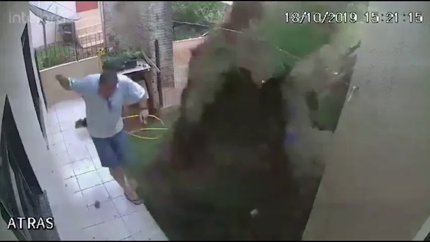 Trata de acabar con los bichos de su jardín y lo hace volar por los aires