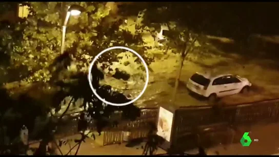 El momento en el que un hombre es arrastrado por una riada en Arenys de Mar El momento en el que un hombre es arrastrado por una riada en Arenys de Mar