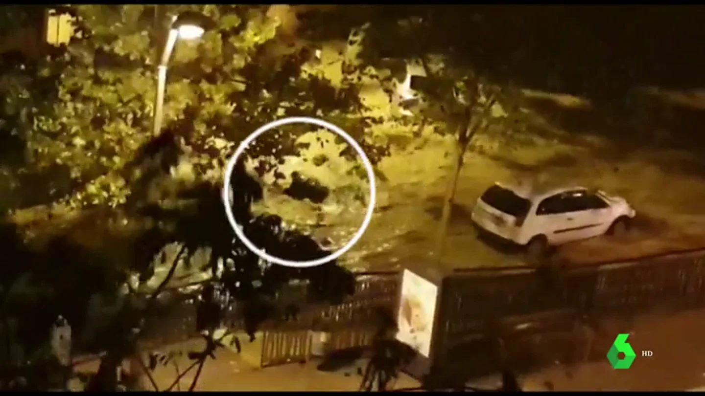 El momento en el que un hombre es arrastrado por una riada en Arenys de Mar El momento en el que un hombre es arrastrado por una riada en Arenys de Mar