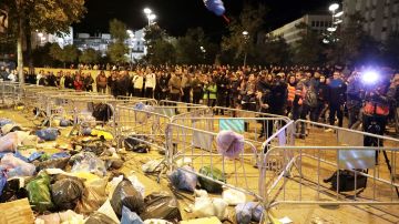 Manifestantes tiran basura ante la Subdelegación del Gobierno en Girona