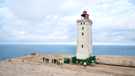 Trasladan tierra adentro un faro danés para evitar que sea tragado por el mar. Trasladan tierra adentro un faro danés para evitar que sea tragado por el mar.