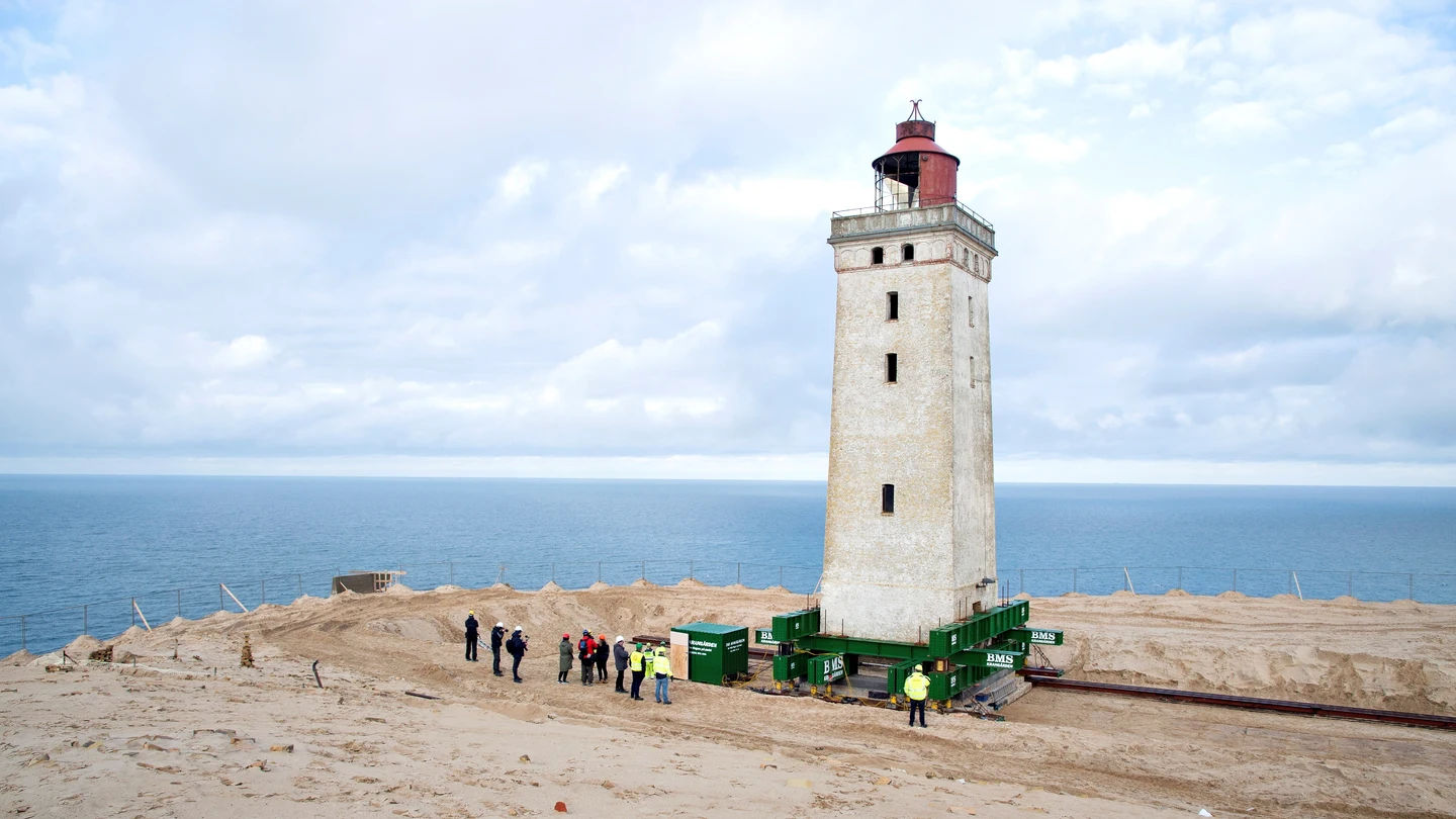 Trasladan tierra adentro un faro danés para evitar que sea tragado por el mar. Trasladan tierra adentro un faro danés para evitar que sea tragado por el mar.