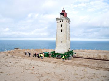 Trasladan tierra adentro un faro danés para evitar que sea tragado por el mar. Trasladan tierra adentro un faro danés para evitar que sea tragado por el mar.