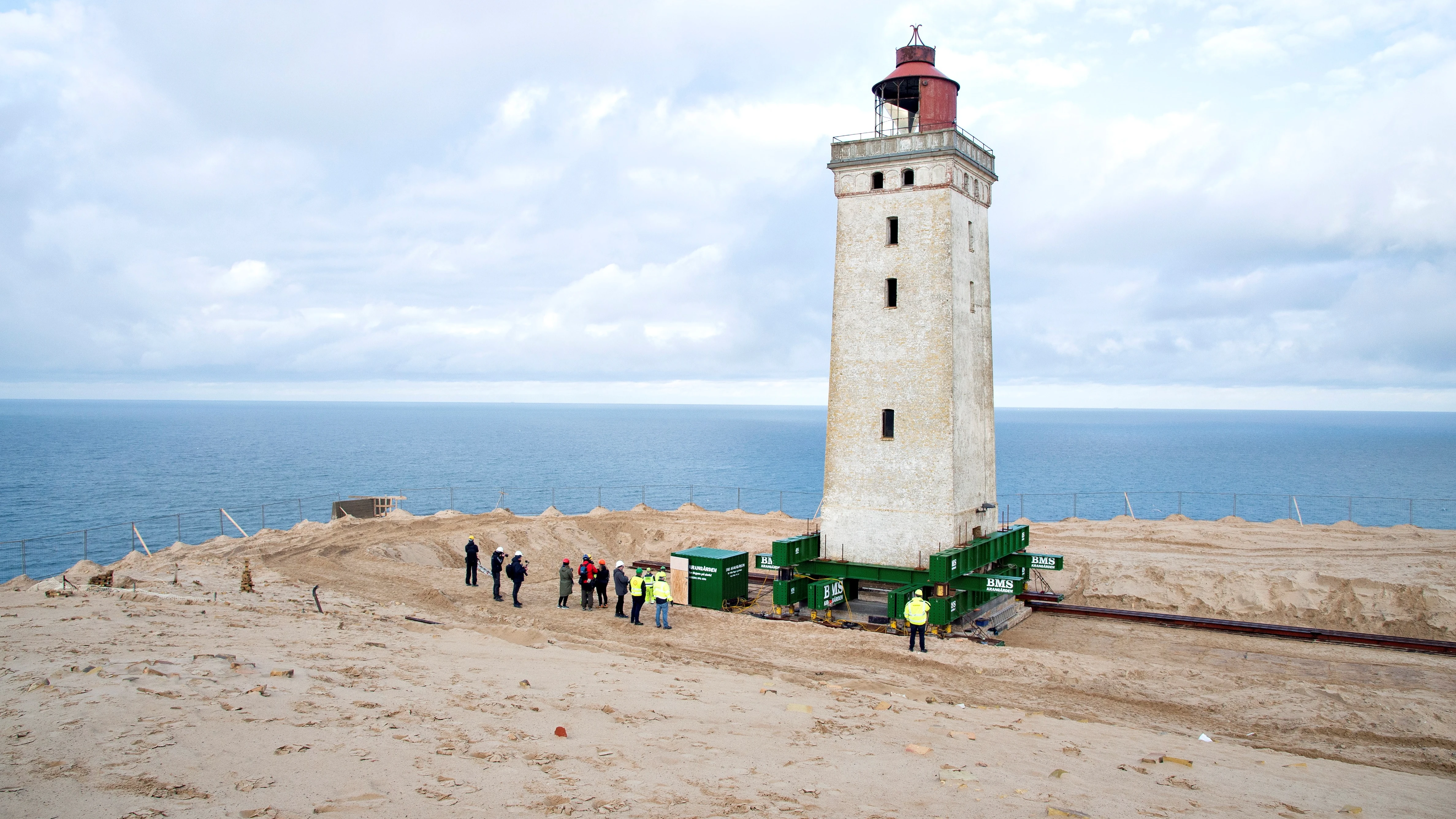 Trasladan tierra adentro un faro danés para evitar que sea tragado por el mar.