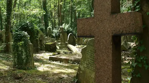 Tumbas en el cementerio Highgate Tumbas en el cementerio Highgate