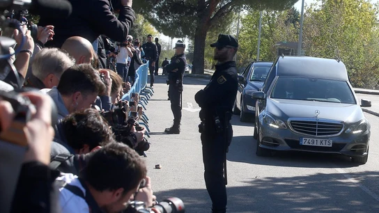 El coche fúnebre con los restos mortales de Francisco Franco a la llegada al cementerio de El Pardo-Mingorrubio para su reinhumación El coche fúnebre con los restos mortales de Francisco Franco a la llegada al cementerio de El Pardo-Mingorrubio para su reinhumación