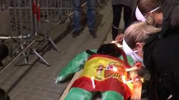 El muñeco con la imagen de Franco que han quemado en Sabadell