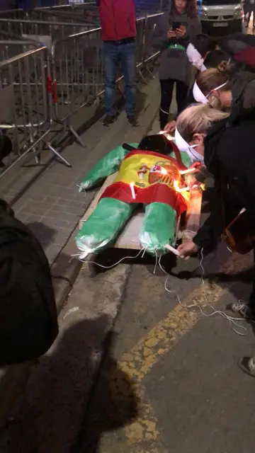 El muñeco con la imagen de Franco que han quemado en Sabadell El muñeco con la imagen de Franco que han quemado en Sabadell