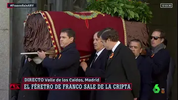 El féretro de Franco sale de la cripta a hombros de su familia
