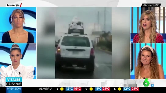 Unos padres ponen en peligro la vida de sus hijos al trasportarlos en el techo de su vehículo Unos padres ponen en peligro la vida de sus hijos al trasportarlos en el techo de su vehículo