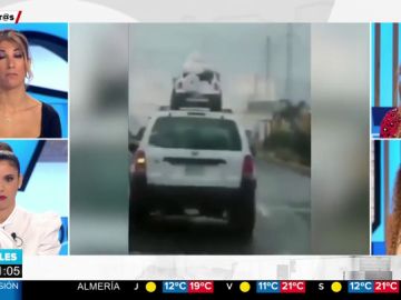 Unos padres ponen en peligro la vida de sus hijos al trasportarlos en el techo de su vehículo Unos padres ponen en peligro la vida de sus hijos al trasportarlos en el techo de su vehículo