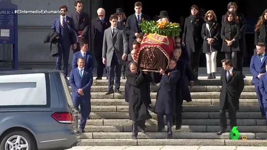 Así ha sido el mal rato de los familiares de Franco al llevar el ataúd: "No están acostumbrado a hacer esfuerzos" Así ha sido el mal rato de los familiares de Franco al llevar el ataúd: "No están acostumbrado a hacer esfuerzos"