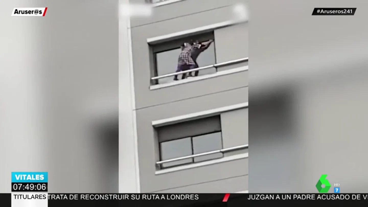 Una empleada de hogar arriesga su vida al limpiar los cristales de un sexto piso subida en la repisa de la ventana Una empleada de hogar arriesga su vida al limpiar los cristales de un sexto piso subida en la repisa de la ventana