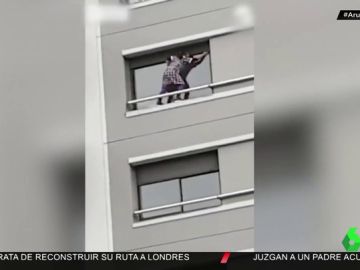 Una empleada de hogar arriesga su vida al limpiar los cristales de un sexto piso subida en la repisa de la ventana Una empleada de hogar arriesga su vida al limpiar los cristales de un sexto piso subida en la repisa de la ventana