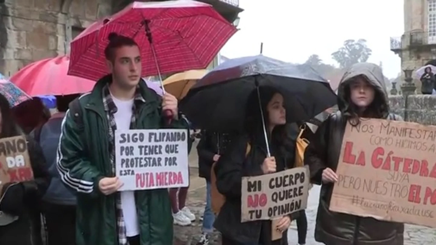 Decenas de alumnos piden al rectorado de la Universidad de Santiago que expulse al profesor acusado de machista Decenas de alumnos piden al rectorado de la Universidad de Santiago que expulse al profesor acusado de machista