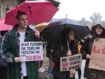 Decenas de alumnos piden al rectorado de la Universidad de Santiago que expulse al profesor acusado de machista Decenas de alumnos piden al rectorado de la Universidad de Santiago que expulse al profesor acusado de machista