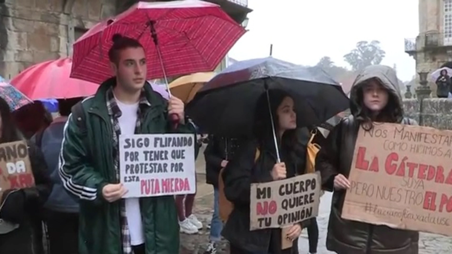 Decenas de alumnos piden al rectorado de la Universidad de Santiago que expulse al profesor acusado de machista