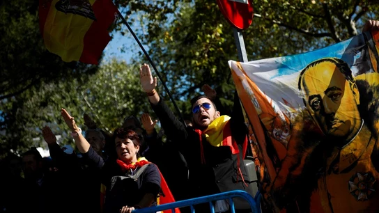 Grupos de fascistas se concentran en la puerta del cementerio de El Pardo-Mingorrubio. Grupos de fascistas se concentran en la puerta del cementerio de El Pardo-Mingorrubio.