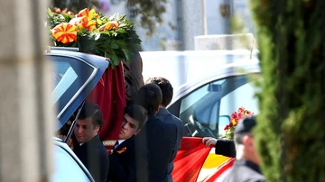 Los familiares del dictador portan el ataúd con los restos mortales de Francisco Franco