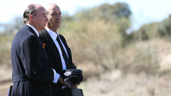 El abogado de la familia Franco, Luis Felipe Utrera Molina, y el nieto del dictador, Francis Franco, observan el traslado de los restos del dictador El abogado de la familia Franco, Luis Felipe Utrera Molina, y el nieto del dictador, Francis Franco, observan el traslado de los restos del dictador