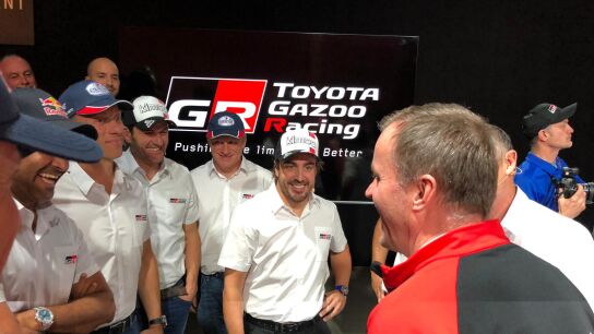 Alonso sonríe junto con sus nuevos compañeros de equipo en Toyota