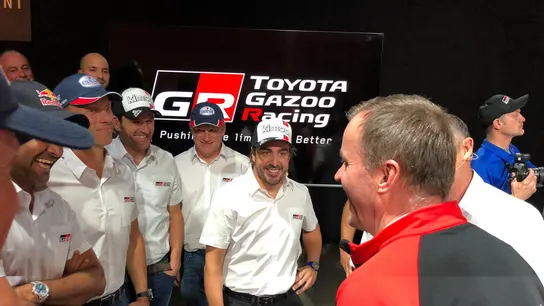 Alonso sonríe junto con sus nuevos compañeros de equipo en Toyota Alonso sonríe junto con sus nuevos compañeros de equipo en Toyota