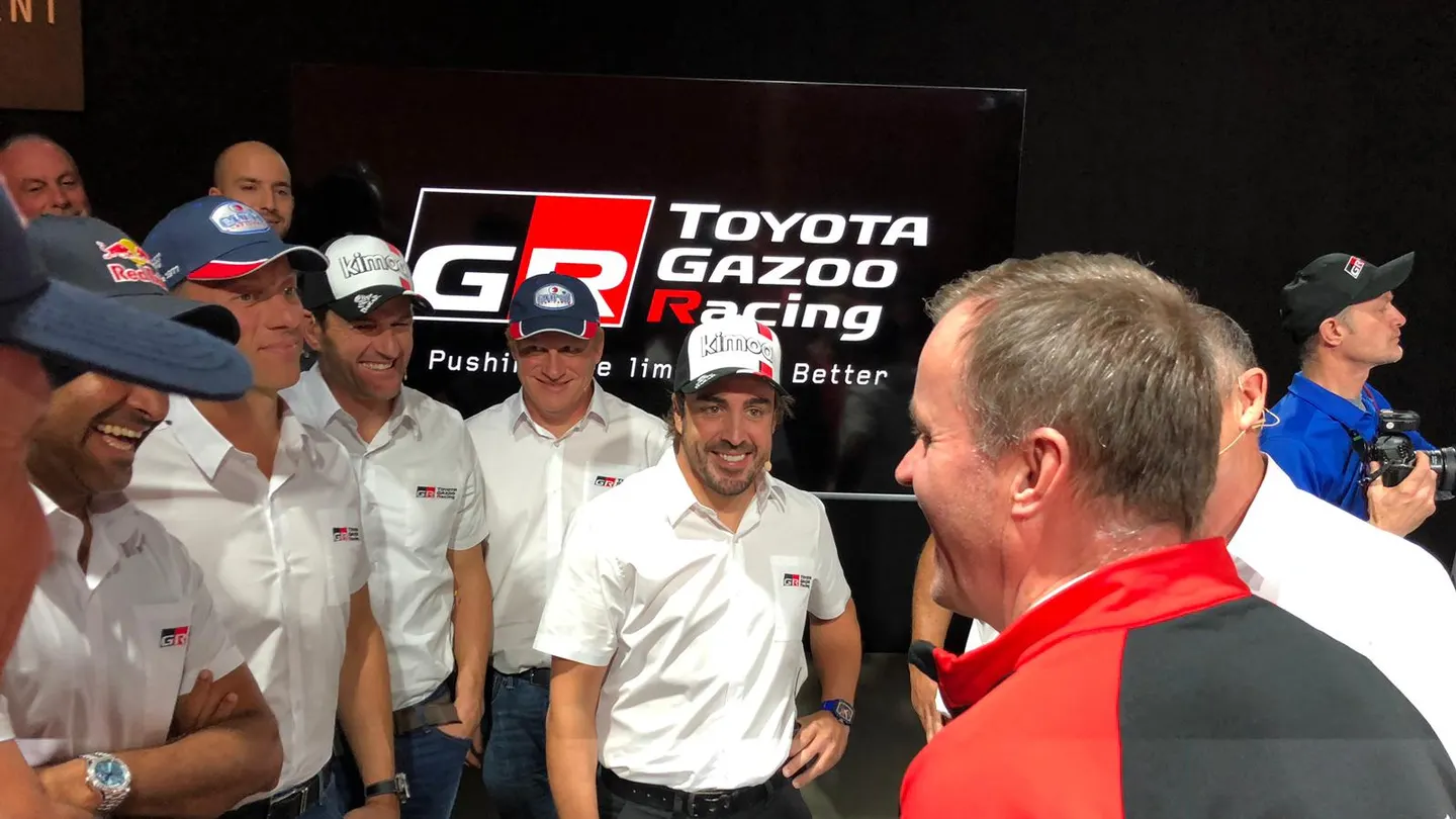 Alonso sonríe junto con sus nuevos compañeros de equipo en Toyota Alonso sonríe junto con sus nuevos compañeros de equipo en Toyota