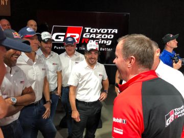Alonso sonríe junto con sus nuevos compañeros de equipo en Toyota