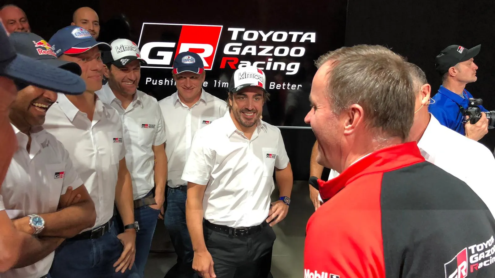 Alonso sonríe junto con sus nuevos compañeros de equipo en Toyota