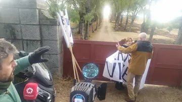 Una mujer intenta desplegar una pancarta cerca del Valle de los Caídos