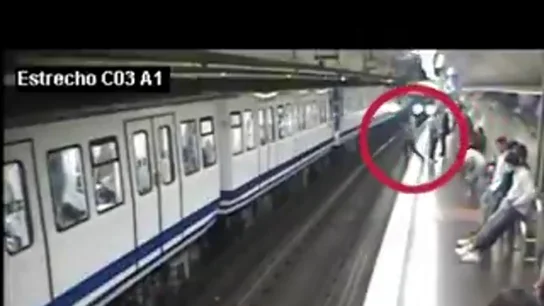 El impactante vídeo con el que Metro de Madrid pide "levantar la vista del móvil" al caminar por los andenes El impactante vídeo con el que Metro de Madrid pide "levantar la vista del móvil" al caminar por los andenes