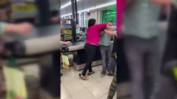 Monumental bronca en un Mercadona cuando una mujer trata de llevarse productos robados en el carrito de su hijo