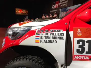 Fernando Alonso acompañado de su equipo Toyota en el anuncio oficial de la participación en el Dakar 2020 Fernando Alonso acompañado de su equipo Toyota en el anuncio oficial de la participación en el Dakar 2020
