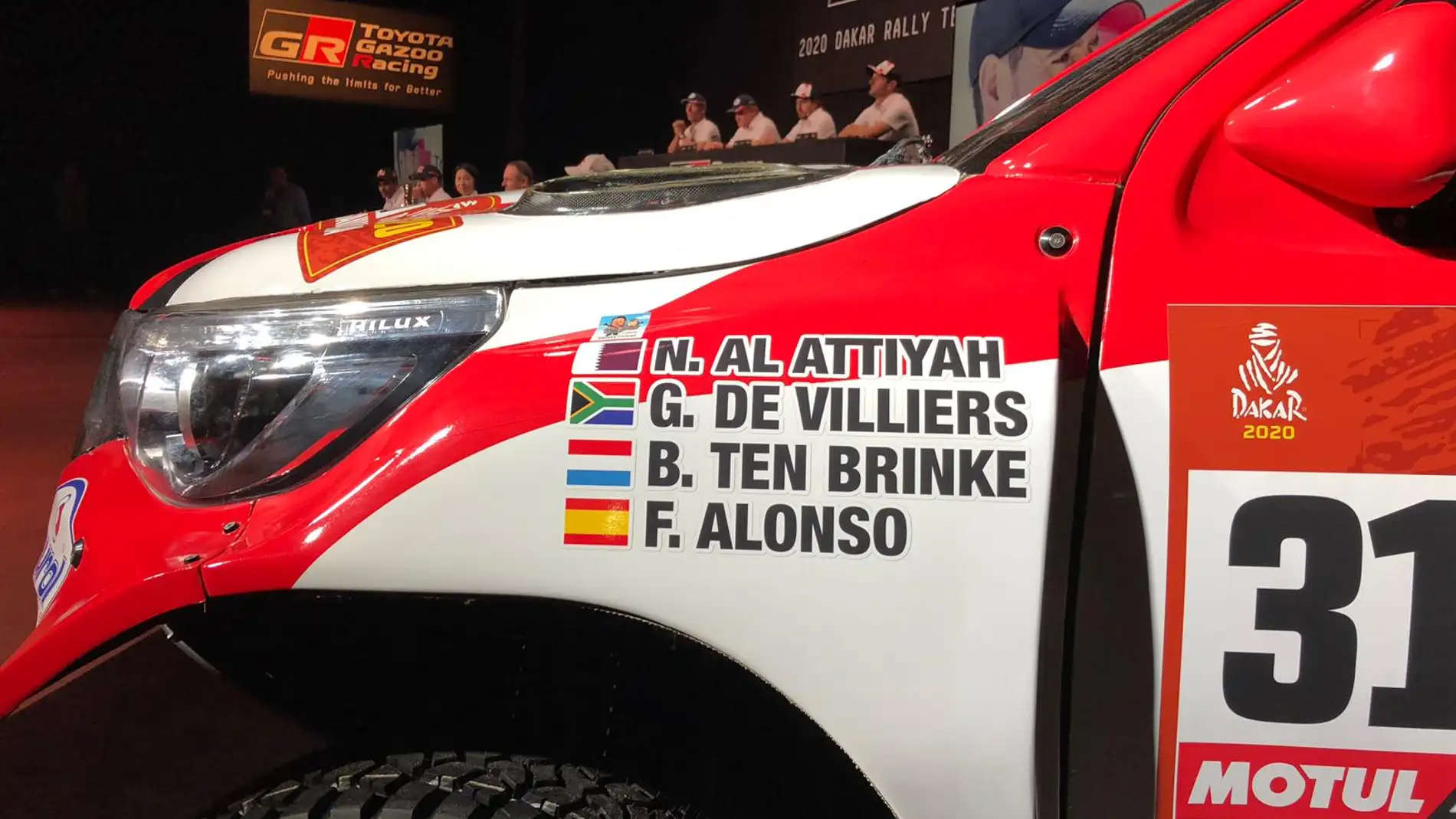 Fernando Alonso acompañado de su equipo Toyota en el anuncio oficial de la participación en el Dakar 2020