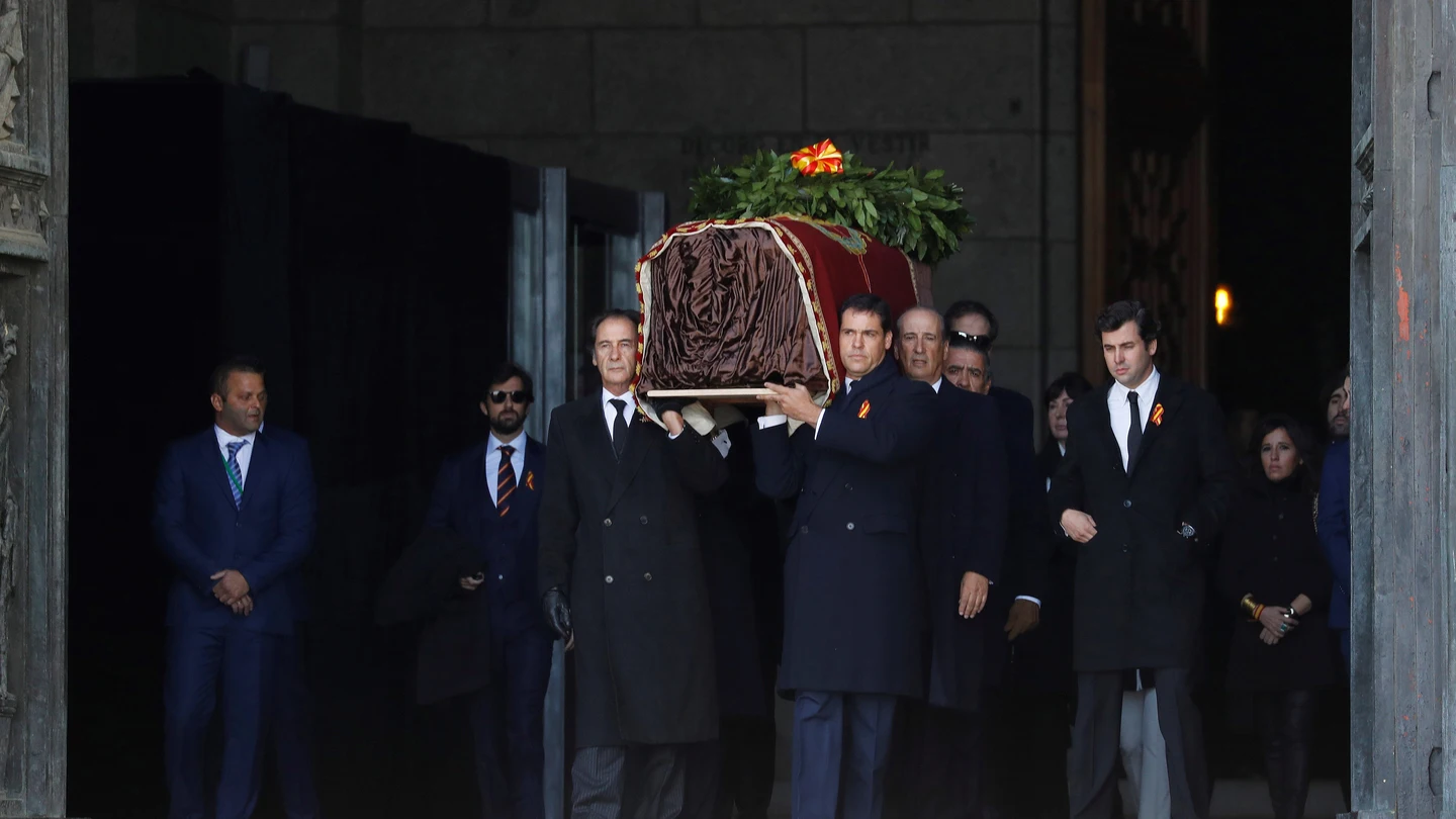 Los familiares de Franco trasladan el ataúd Los familiares de Franco trasladan el ataúd
