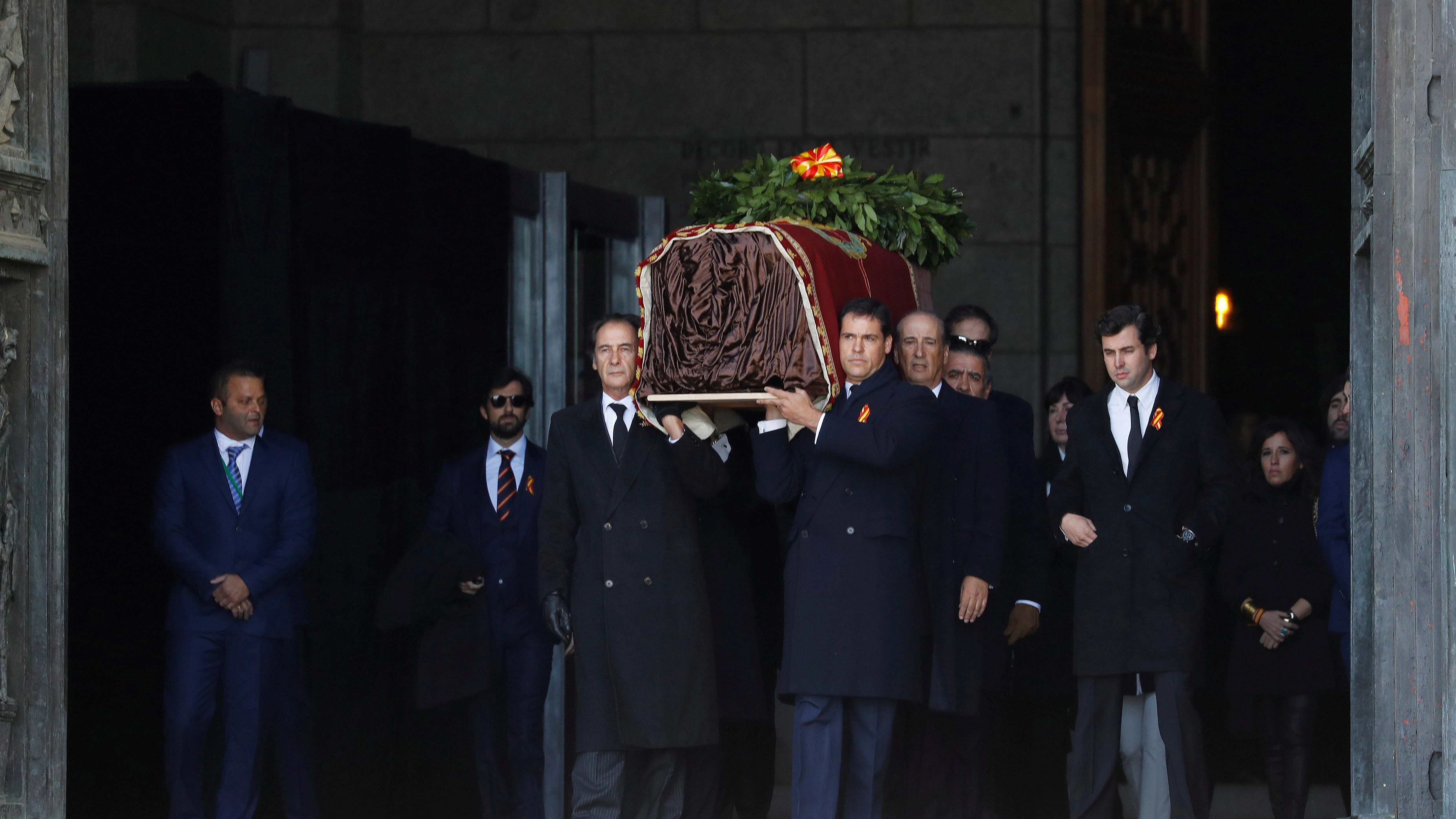 Los familiares de Franco trasladan el ataúd