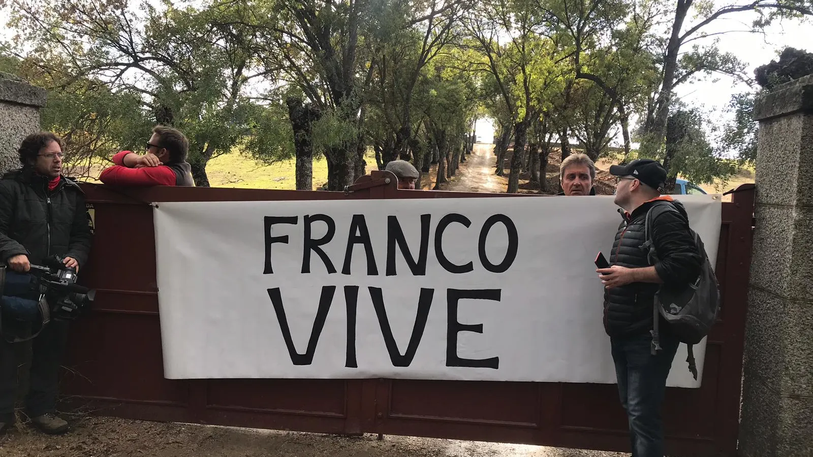 Protestas en el Valle de los Caídos contra la exhumación de Franco