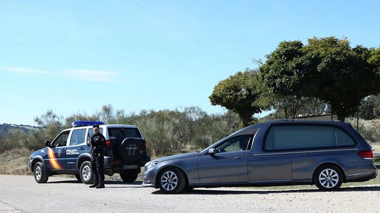 El coche fúnebre con los restos mortales de Francisco Franco se traslada al cementerio de El Pardo-Mingorrubio El coche fúnebre con los restos mortales de Francisco Franco se traslada al cementerio de El Pardo-Mingorrubio