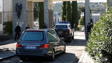 El coche fúnebre con los restos mortales de Francisco Franco entra al cementerio de El Pardo-Mingorrubio