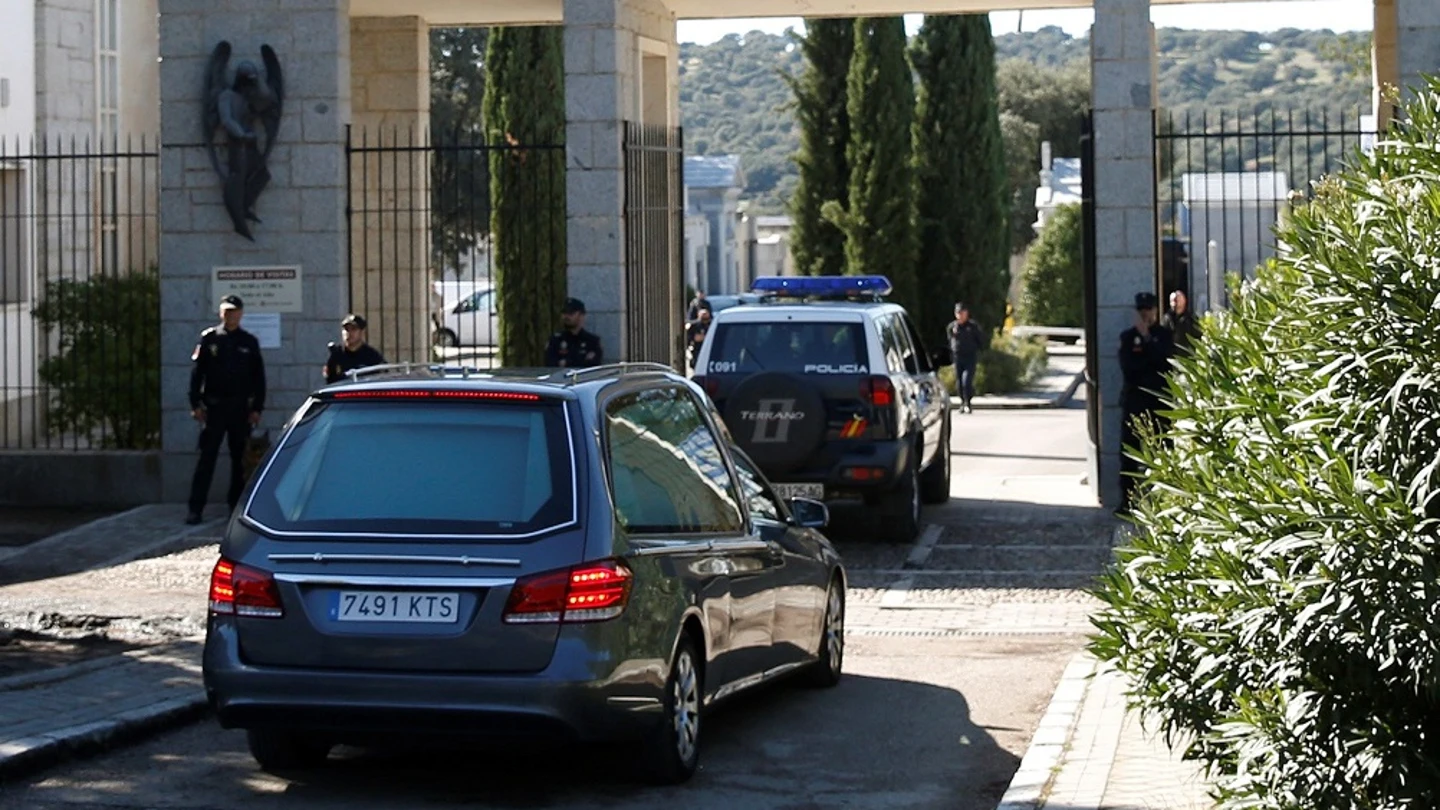 El coche fúnebre con los restos mortales de Francisco Franco entra al cementerio de El Pardo-Mingorrubio El coche fúnebre con los restos mortales de Francisco Franco entra al cementerio de El Pardo-Mingorrubio