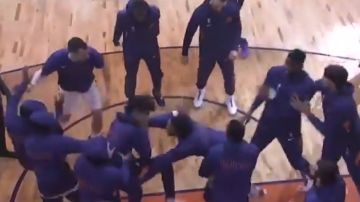 'Pogo' de los Phoenix Suns en el descanso del partido ante los Sacramento Kings